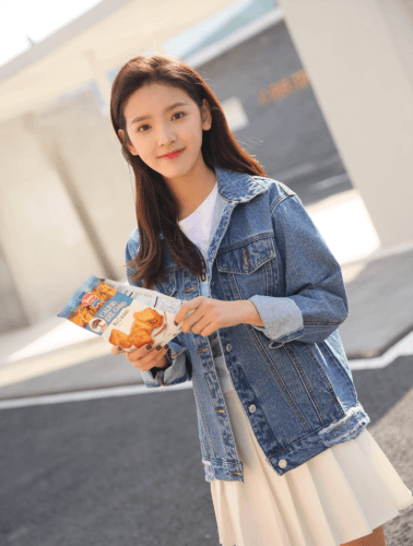 章若楠 户外 牛仔外套白色百褶短裙【55P 144M，夸克】-青春分享栈