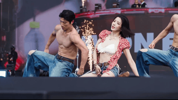 韩国女星 权恩妃 白色针织比基尼 牛仔短裤褐色长靴[4V 5.4G 夸克]-青春分享栈