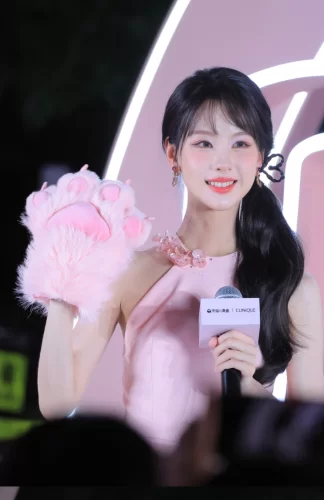 【活动生图】甜美粉红都灵妹子-青春分享栈